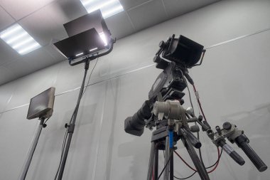 İş konferans odasındaki video kamera katılımcıları ve konuşmacıları kaydediyor, seminer toplantısı, etkinlik ve seminer konsepti.