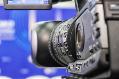 İş konferans odasındaki video kamera katılımcıları ve konuşmacıları kaydediyor, seminer toplantısı, etkinlik ve seminer konsepti.