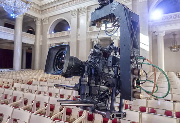 专业数码相机 4K摄像机的配件播放前在音乐厅里放电视摄像机 — 图库照片