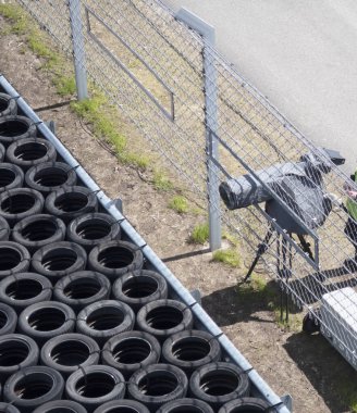 Motosiklet yarışlarının yayınlandığı televizyon kamerası. Profesyonel dijital kamera. 4k video kameralar için aksesuarlar.