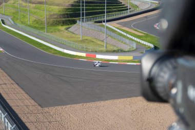 Motosiklet yarışlarının yayınlandığı televizyon kamerası. Profesyonel dijital kamera. 4k video kameralar için aksesuarlar.