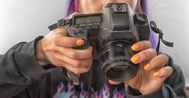 İş yerinde kameralı bir fotoğrafçı, yakın plan. Profesyonel fotoğrafçı çalışma kiti. Fotoğraf Lensleri.