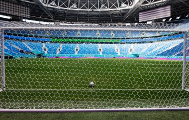 Modern bir futbol stadyumunun güzel manzarası. Futbol sahasında futbol topu.