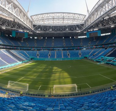 Modern bir futbol stadyumunun güzel manzarası. Futbol sahasında futbol topu.