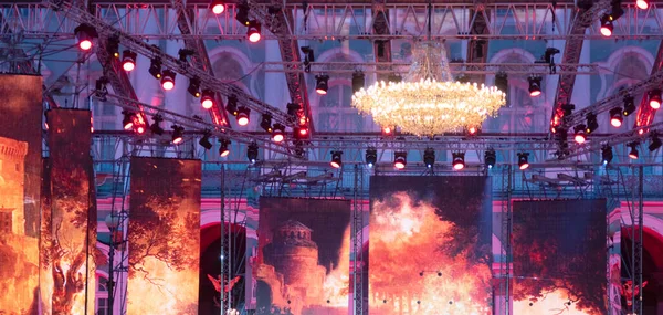 空舞台上的照明设备 舞台背景上的音乐会上有泛光灯 — 图库照片