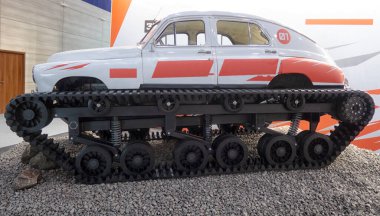 Eski Sovyet arabası. Retro araba tüm arazi araçlarına modifiye edildi.