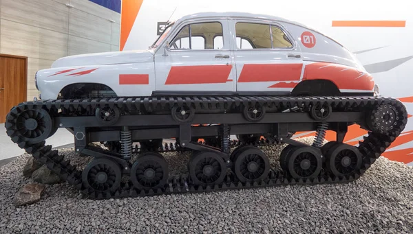 Eski Sovyet arabası. Retro araba tüm arazi araçlarına modifiye edildi.