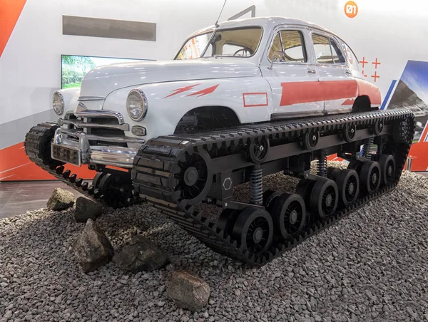 Eski Sovyet arabası. Retro araba tüm arazi araçlarına modifiye edildi.