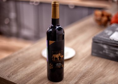 Şarap şişesi, çanak çömlek, bardaklar, masada meyve, sıcak ev mutfağı..