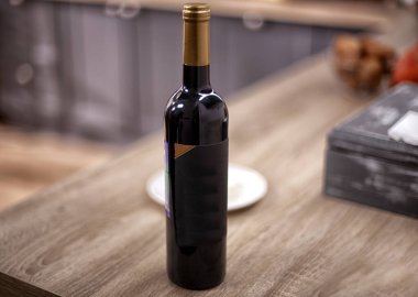 Şarap şişesi, çanak çömlek, bardaklar, masada meyve, sıcak ev mutfağı..