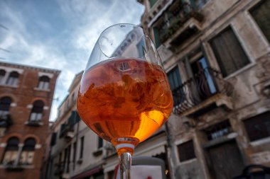 Şarap şişesi, çanak çömlek, bardaklar, masada meyve, sıcak ev mutfağı..