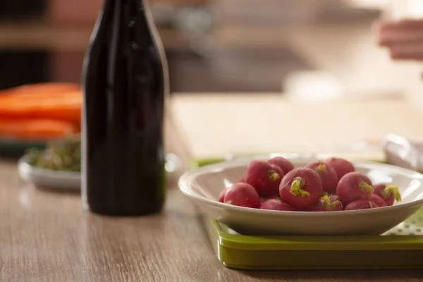 Wijn Fles Servies Glazen Fruit Tafel Gezellige Woonkeuken Interieur — Stockfoto