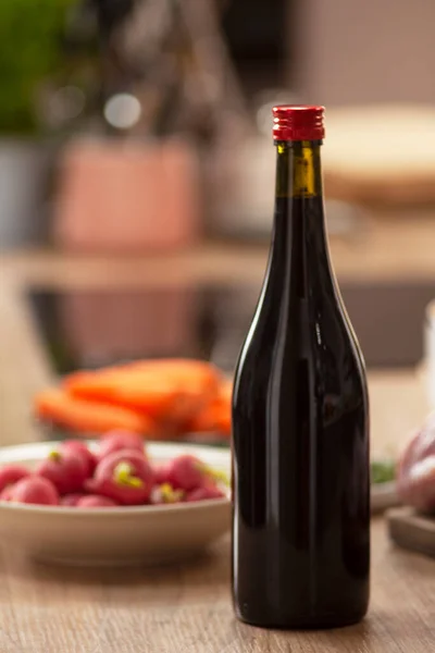 Bouteille Vin Vaisselle Verres Fruits Sur Table Intérieur Confortable Cuisine — Photo