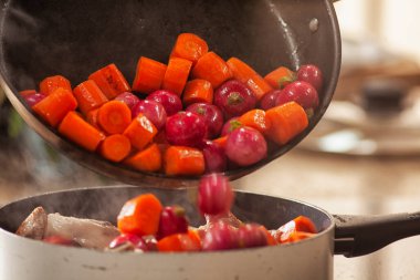 Tavada yeşil otlu kızarmış havuç, yakın plan..