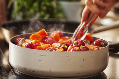 Tavada yeşil otlu kızarmış havuç, yakın plan..