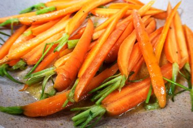 Tavada yeşil otlu kızarmış havuç, yakın plan..