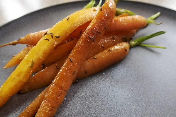 Gebratene Karotten Mit Grünen Kräutern Einer Pfanne Nahaufnahme — Stockfoto