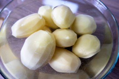 Modern bir mutfak odasında taze çiğ sebze, domates, yumurta, mantar, salata, biber. Sağlıklı beslenme. Organik yiyecekler.