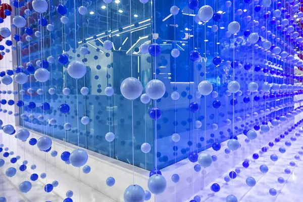 抽象的なプラスチックライトブルーとブルーボールの背景 — ストック写真