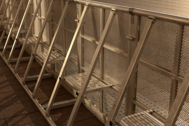 Metal çit. Bölgeyi çitle çevreleyen. Bir çitin yakın çekimi.