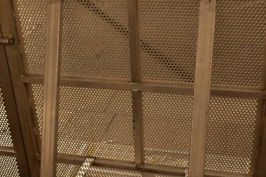 Metal çit. Bölgeyi çitle çevreleyen. Bir çitin yakın çekimi.