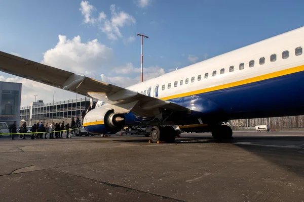 Samolot Gotowy Startu Międzynarodowym Porcie Lotniczym — Zdjęcie stockowe