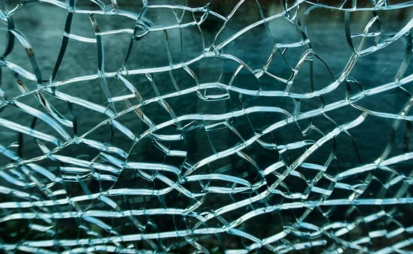 ガラスに大きな亀裂があります 壊れたガラス窓のパターン — ストック写真
