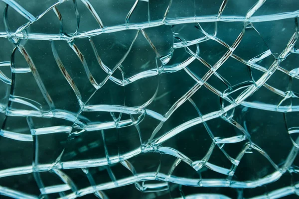 ガラスに大きな亀裂があります 壊れたガラス窓のパターン — ストック写真