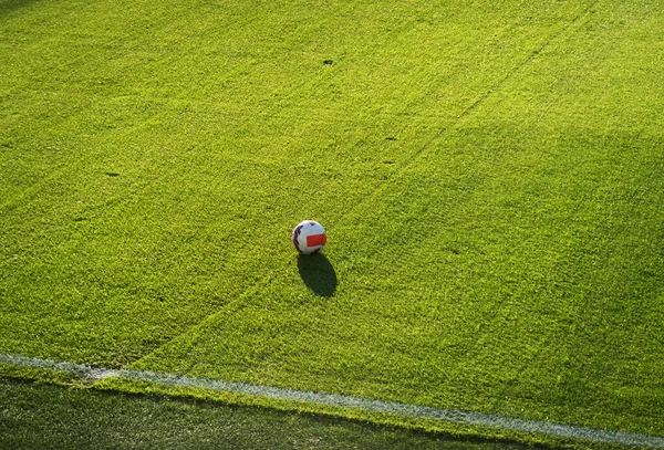 フィールドでのチーム練習中のサッカーのプレーのトップビュー 野球場でプレーするサッカー選手 — ストック写真