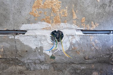 Yeni Elektrik Tesisatı, soket ve yenileme kavramı, duvardaki elektrik kabloları