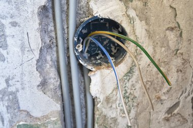 Yeni Elektrik Tesisatı, soket ve yenileme kavramı, duvardaki elektrik kabloları