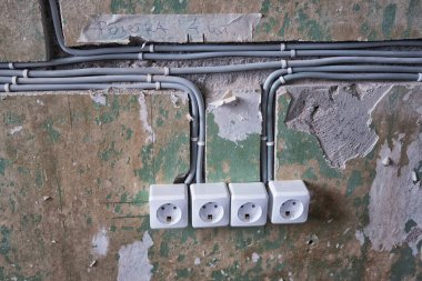 Yeni Elektrik Tesisatı, soket ve yenileme kavramı, duvardaki elektrik kabloları