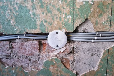 Yeni Elektrik Tesisatı, soket ve yenileme kavramı, duvardaki elektrik kabloları