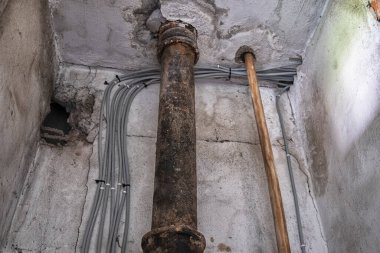 Yeni Elektrik Tesisatı, soket ve yenileme kavramı, duvardaki elektrik kabloları