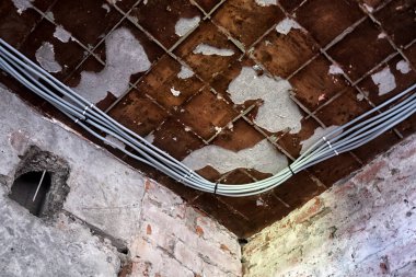 Yeni Elektrik Tesisatı, soket ve yenileme kavramı, duvardaki elektrik kabloları