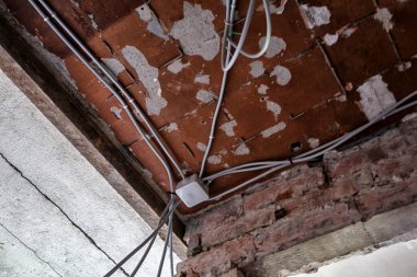 Yeni Elektrik Tesisatı, soket ve yenileme kavramı, duvardaki elektrik kabloları
