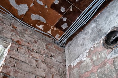 Yeni Elektrik Tesisatı, soket ve yenileme kavramı, duvardaki elektrik kabloları