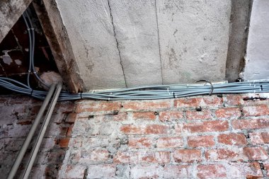 Yeni Elektrik Tesisatı, soket ve yenileme kavramı, duvardaki elektrik kabloları