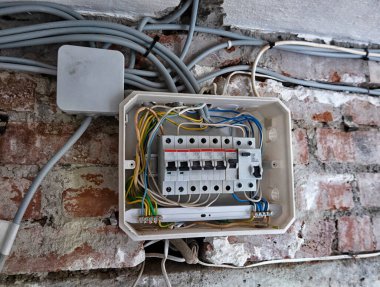 Yeni Elektrik Tesisatı, soket ve yenileme kavramı, duvardaki elektrik kabloları