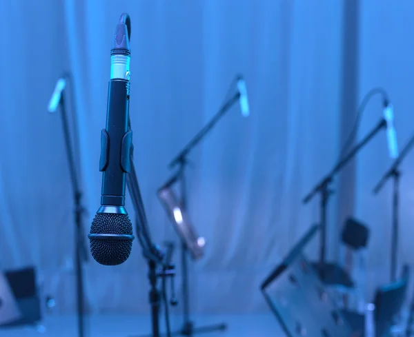 Mikrofon på scenen - Stock-foto