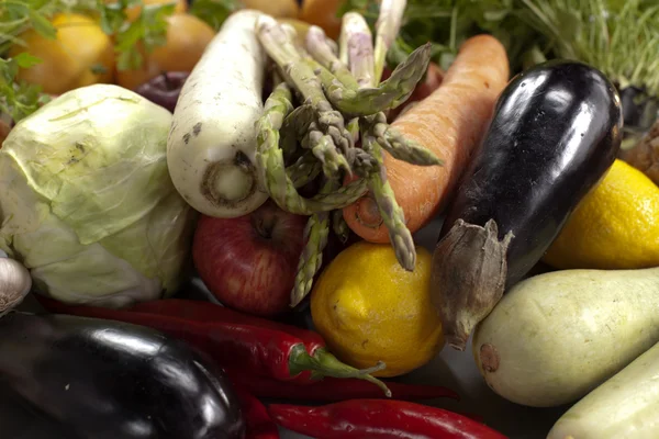 Verschillende voedingsmiddelen in de keuken — Stockfoto