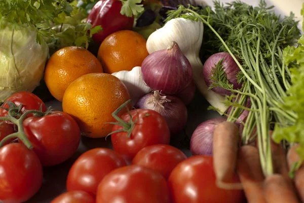 Verschillende voedingsmiddelen in de keuken — Stockfoto