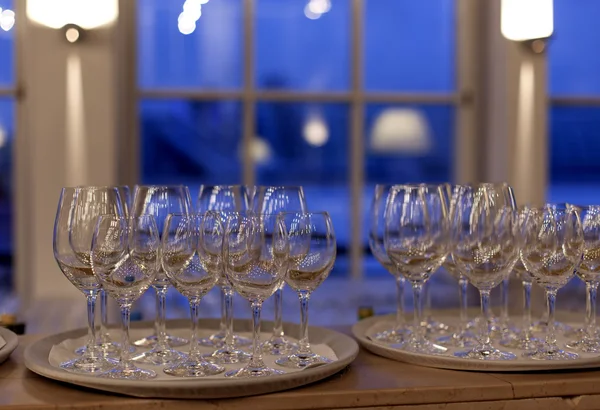 Platos blancos y copas de vidrio — Foto de Stock