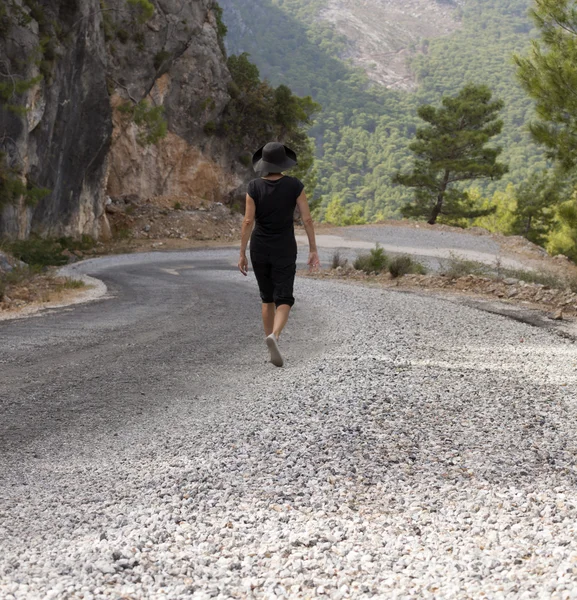 Man and woman hikers trekking roads in Turkey — Stock Photo, Image
