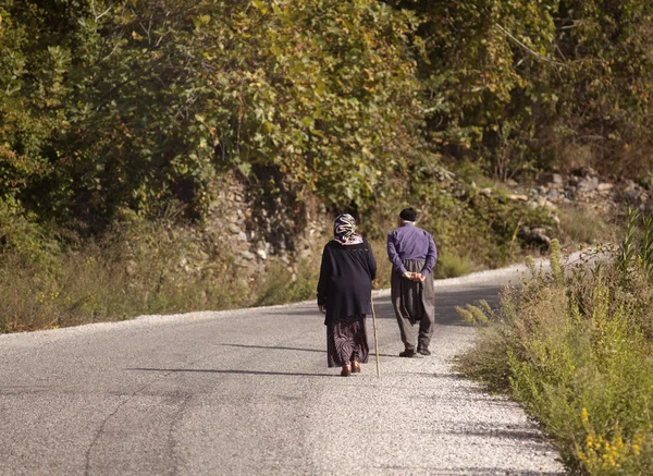 男と女のハイカーがトルコでは道路をトレッキング — ストック写真