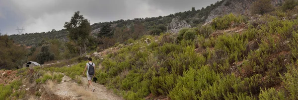 Man en vrouw wandelaars trekking wegen in Turkije — Stockfoto