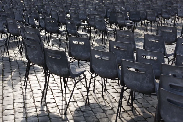 Krzesła na placu — Zdjęcie stockowe