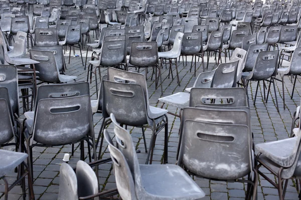 Krzesła na placu — Zdjęcie stockowe