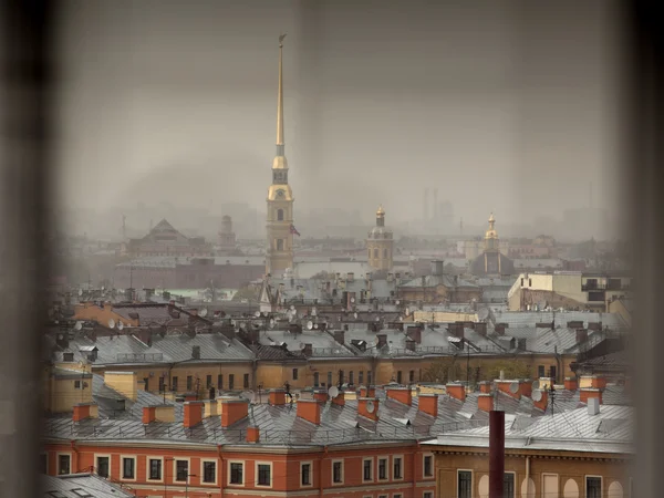 Pohled z města Sankt Peterburgu oknem — Stock fotografie