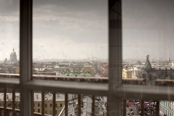 Vista de la ciudad de San Petersburgo por la ventana —  Fotos de Stock